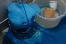 印度德里多户家庭水龙头流出蓝色液体 或来自附近牛仔布染色厂图片