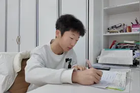 济宁一中学生齐富平：暖心大男孩，挺身灭火患图片