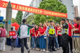 2024高考首日：送考老师精心装扮，给考生加油打气图片
