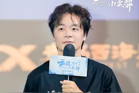 第一次旅行就是来青岛，喜欢“野馄饨”！电影 《云边有个小卖部》来青路演，导演张嘉佳携主演周也、陈贤恩亮相图片