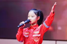 以诗歌朗诵让青少年学习历史、铭记历史，从红色经典中汲取精神力量图片