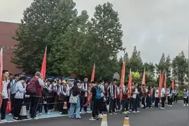 为青春励志，为前行追光！青岛六十八中高三师生15公里徒步行图片