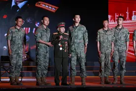 老兵宣讲进军营，王伟妻子：我不能躺在王伟的功劳簿上图片
