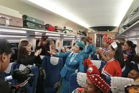 高铁变舞台！佤族歌舞燃爆车厢 五一必去秘境曝光图片