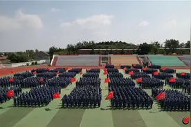 青春 迷彩|青岛求实职业技术学院举办2024级新生军训闭营式暨开学典礼图片