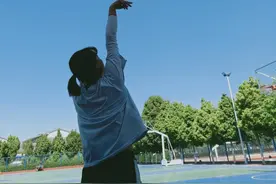 她回校看望张桂梅，一见面就相拥而泣……图片