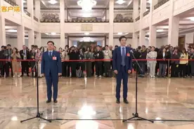 冲上热搜！站雷军背后的“表情包总裁”走红，本人回应图片