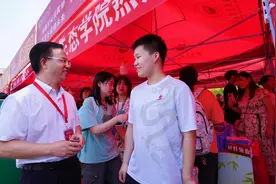 你好，新学期|湖南农大：书记校长都“混”在人群里，一起迎9600余名新生图片