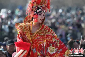 “中华玉龙之乡”上演千人高跷大巡游图片