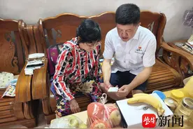 公交车上结缘，他悉心照顾这位阿姨已三年图片