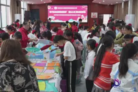 大足：师生共绘巨龙长卷  国庆献礼祖国图片