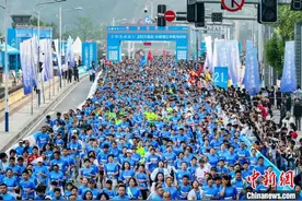 近8000名中外跑者竞速湖北长阳“清马”图片