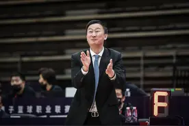 弄潮儿郎不惧浪！青岛男篮开启季后赛之旅，本报记者对话刘维伟图片