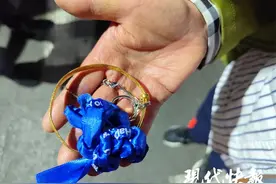 三万余元黄金首饰意外丢失，民警仅用十多分钟寻回图片