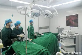 再突破!龙陵县人民医院勐糯院区开展首例腹腔镜下经腹腹膜前疝修补术（TAPP）图片