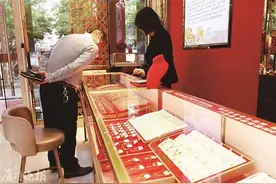 足金价格飙升至825元/克，“轻量化”金饰走俏市场图片