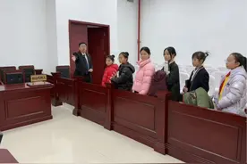 入校讲好“开学普法第一课”，大兴法院法官带领学生旁听庭审图片