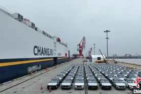 中国首艘引入的大型滚装船在沪命名首航图片