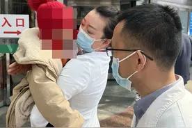 女子带孩子医院门前抱头瘫坐地上 护士暖心安抚孩子及时救助图片
