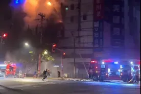 上海虹口一沿街大楼凌晨失火！情况通报图片