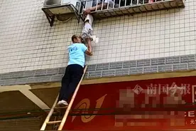 柳州女孩头卡防盗网，身体悬在空中！接下来的一幕……图片