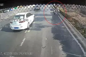 宝妈牵萌娃急赶车 青岛公交驾驶员用“我等您”诠释亲情服务标准图片