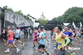绍兴马拉松鸣枪开跑 赛道尽展古城风韵图片