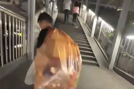 网传男孩辍学拾荒？荔湾通报：非广州户籍，已临时安排学校图片