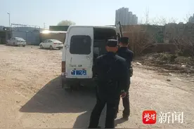 面包车变“黑油车”  非法改装被查获图片