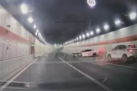 武汉一女子隧道内发生车祸，热心的哥开双闪火速送医救治图片