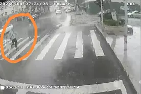 送雨衣、扶老人……青岛街头，“热心肠”善行义举传递温暖图片