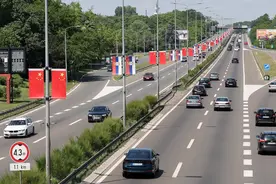 塞尔维亚首都贝尔格莱德街道挂起中塞两国国旗图片