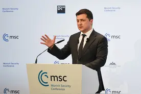 泽连斯基视察前线 称考虑更换多名高官图片