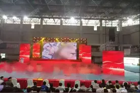 校园主题活动大屏幕疑现不雅卡通画面，校方回应称是邀请讲座的校外老师电脑广告弹窗图片