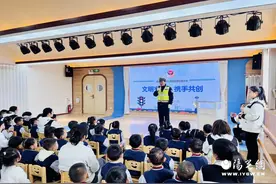 交通安全从娃娃抓起  鄠邑交警走进幼儿园开展“知危险 会避险”交通安全主题宣教活动图片