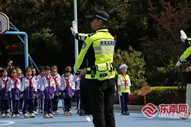 福建各地交警开展形式多样“全国中小学生安全教育日”主题活动图片