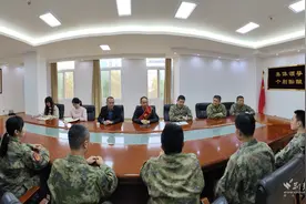 武汉市汉南区人武部为退休职工田传刚举行退休仪式图片