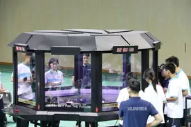 起猛了！机器人在这所高中里打起来了图片