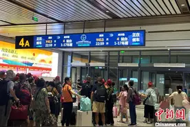 西安赴新疆“丝路号”银发旅游专列开行图片