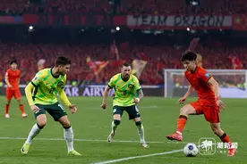 国足0-2负于澳大利亚 浙江小将王钰栋完成国家队首秀图片