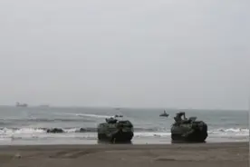 台湾海军西子湾“红色海滩”操演 AAV-7两栖突击车登陆图片
