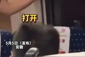 高铁上两女子因遮光帘来回拉扯40分钟图片