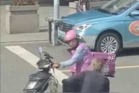 老人酒后不断拿拐杖打外卖小哥，外卖小哥起身一脚放倒。民警：喝多了脑子不好，平时就很冲动。图片