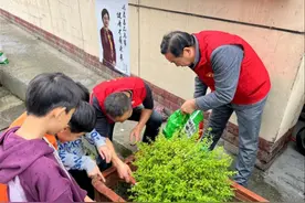 小朋友认领社区花箱，一起当“护花使者”图片