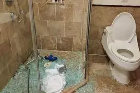 惠州康帝酒店浴室玻璃门瞬间破碎致两童受伤，部门介入图片