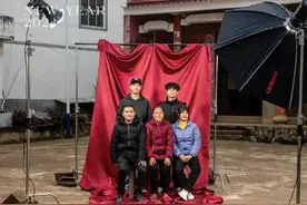 春节返乡记·人物｜他驱车1200公里把影棚搬回村免费为乡亲拍全家福图片