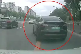 遇后车鸣笛犯“路怒症”，男子连续违法变道、急刹、别车被拘图片
