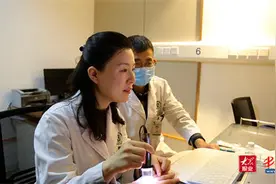致敬医师节 | 专访青岛市市立医院美容皮肤科主任王昌媛：深耕激光美容，守护患者皮肤健康图片