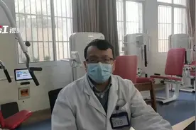 以为再也站不起来的高龄骨折老人，康复治疗两周后能自行走路了图片