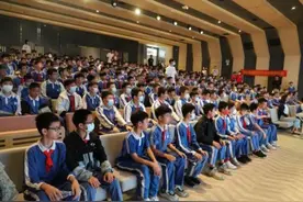 守护青春 健康成长——龙华区和平实验小学举办“青春期健康知识”讲座图片